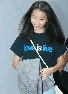 ​陈奕迅18岁女儿高清正面照罕见公开，散发成熟女人味，美得好特