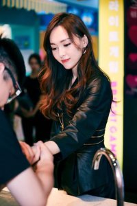 ​唐嫣蜡像入驻杜莎，现场互动神似姐妹花，微博自侃“有两颗糖”