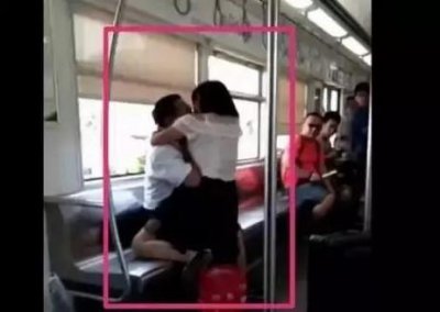 ​重庆轻轨女子突然发病，咬伤乘客发疯脱光衣服，舔血病态吓坏路人