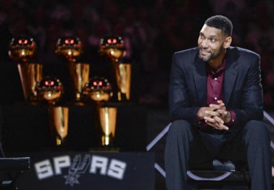 ​篮球-NBA：马刺队为邓肯举行球衣退役仪式