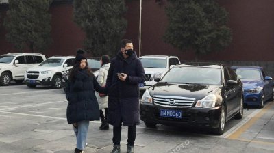 ​李亚鹏带女儿雍和宫烧香 李嫣不怕冷露膝盖超时尚