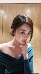 ​古力娜扎的真实素颜照首次曝光，新疆天然美女展现白里透红的自然肌肤