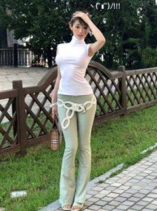 ​揭秘芭比迪丽拉：化妆与整容前后的惊人对比