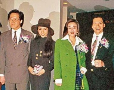 ​向华强家族聚会！前“龙头”向华炎耀眼C位，侄子手握40万元手机