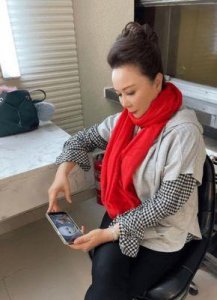 ​蔡明的蜕变与心声：63岁再访春晚的梦与母亲的催婚焦虑