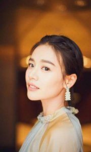 ​32岁因未嫁遭亲生父母嫌弃，身为知名女演员，她却与众不同