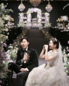 ​霍尊与母亲共拍婚纱照，亲密互动引关注