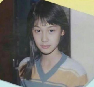 ​50岁朱茵结婚多年仍如少女，丈夫宠爱有加，气质出众