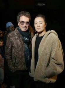 ​55岁的巩俐与72岁的老公激情拥吻，满脸微笑展现超宠溺，72岁老公依旧帅气迷