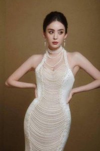 ​娱乐圈8位回族美女，气质出众，令人惊讶！