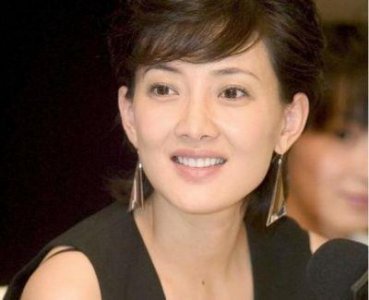 ​62岁冯巩妻子时尚依旧，颜值不逊当红女星，35岁儿子容貌似父亲！