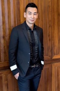 ​赵文卓：19岁一夜成名，与梅艳芳分手后，娶小8岁东北小丫，婚后连生三胎很幸