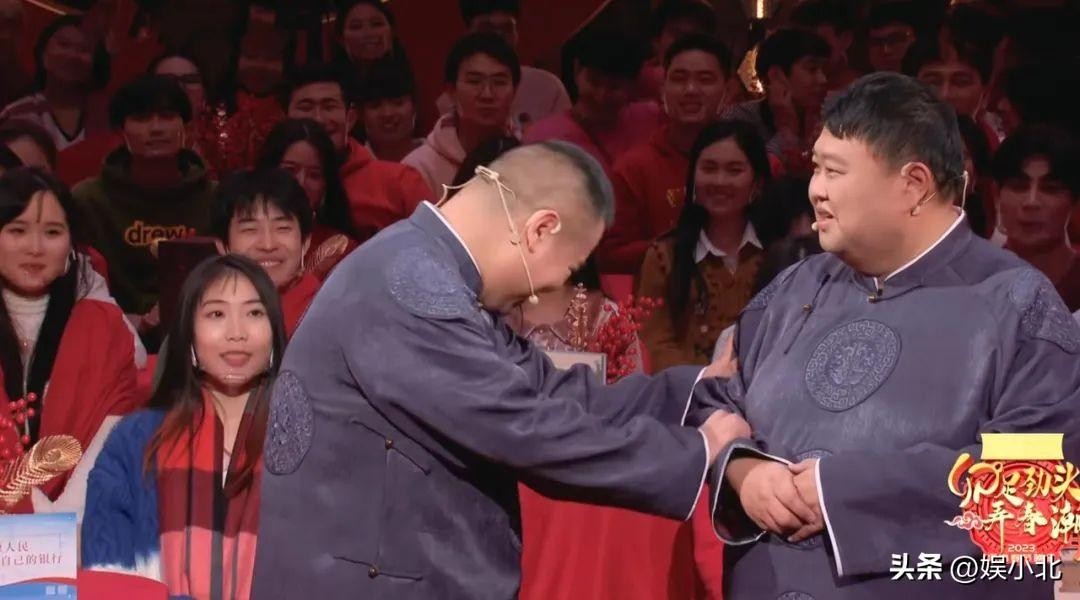 三年春晚连失误，换个舞台又笑场，岳云鹏为何还能成为春晚宠儿？