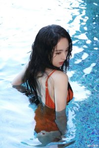 ​香！姐姐鲨我！43岁董璇湿发雪肤大方秀事业线