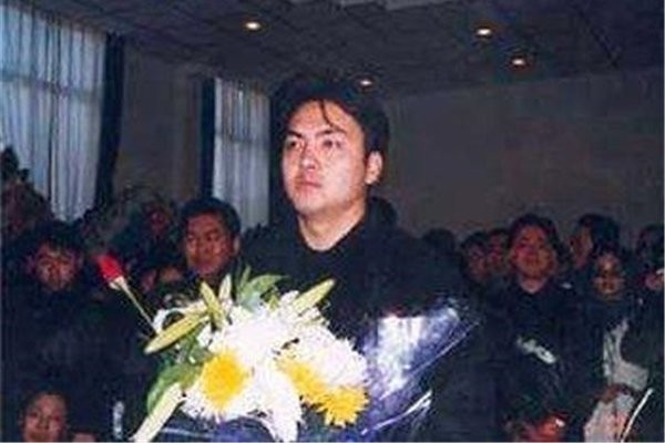 刘丹车祸现场揭秘（汽车失控如陀螺般打转滑行撞击护栏）(1)_