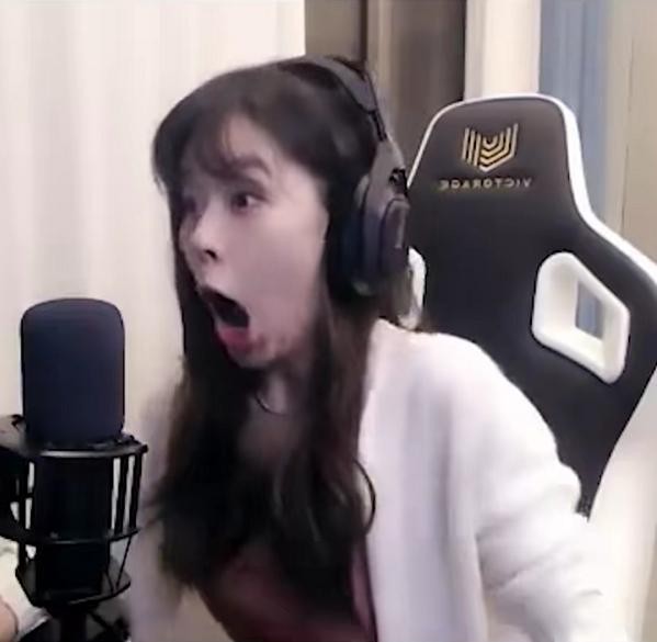 鹿晗老婆怀8个月肚子（沫子直播忘记打开美颜）