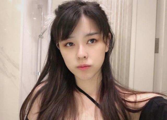 鹿晗老婆怀8个月肚子（沫子直播忘记打开美颜）