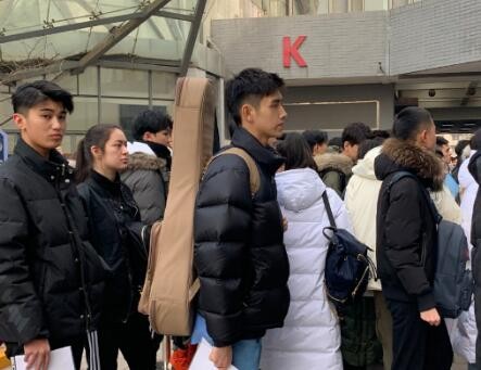 陈飞宇准备考哪所大学 现身北电复试人群中格外耀眼