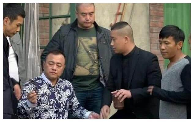 赵本山三大保镖近照，钢子单飞做老板，最穷的他将继承本山传媒！
