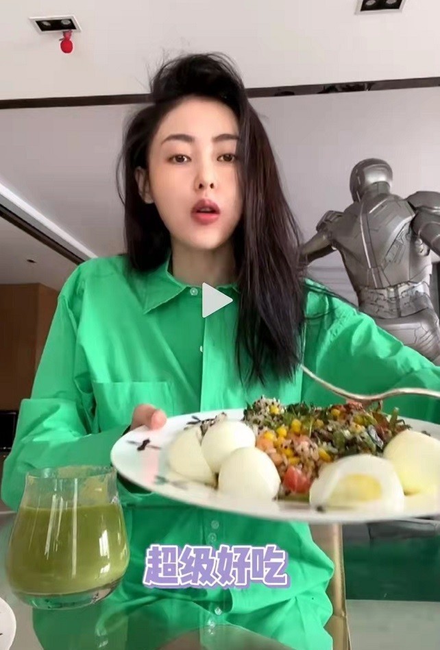 张天爱视频晒早餐一杯果汁上热搜（真爱粉焦点却在她脖子上）