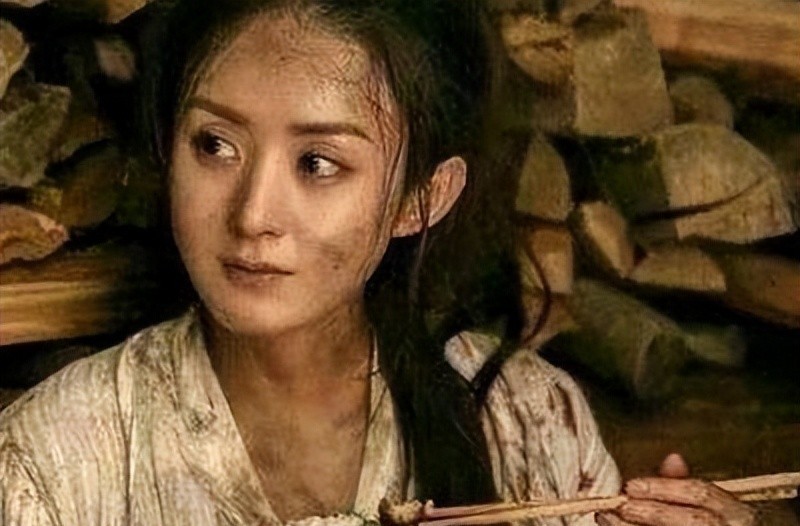 张天爱视频晒早餐一杯果汁上热搜（真爱粉焦点却在她脖子上）