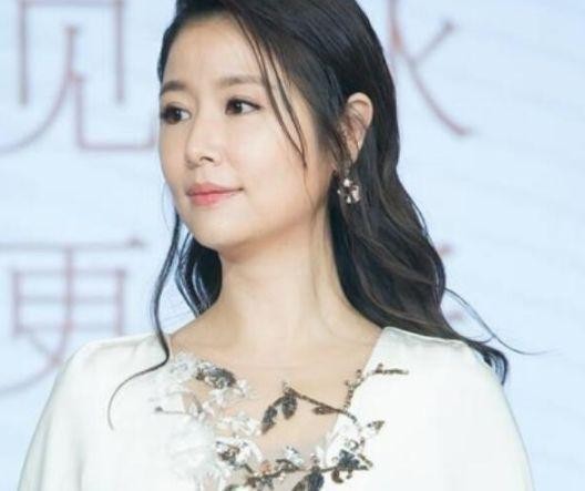 曾被白睡8年，男友却勾搭上闺蜜，如今走向人生巅峰，人人羡慕