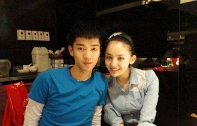 ​娜扎工作室辟谣恋情：与秦亦铭14年如亲人家人