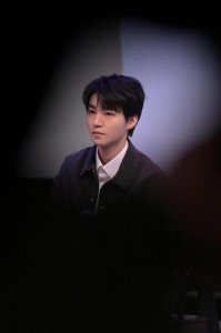 ​王俊凯亮相平遥国际影展 与贾樟柯对谈生图颜值在线