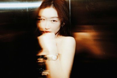 ​有性格的美！周冬雨长发造型 卷发红唇尽显妩媚