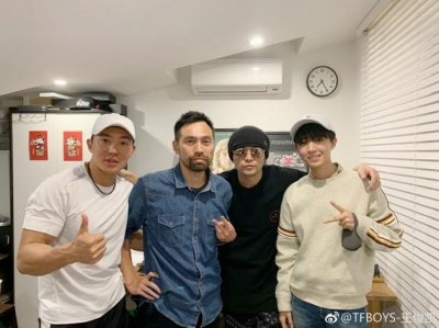 ​王俊凯探班周杰伦刘畊宏 送奶茶和无糖绿茶很贴心