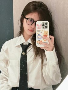 ​白鹿晒学院风对镜摆拍 领带配镜框酷飒又清冷