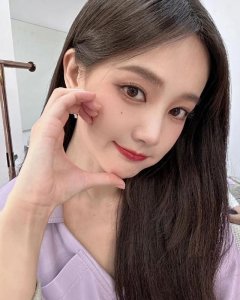 ​李一桐晒香芋色少女六连拍 托腮脸颊比心甜度超标
