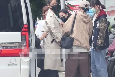 ​46岁林心如现身路边买菜 大秀腹肌尽显好身材