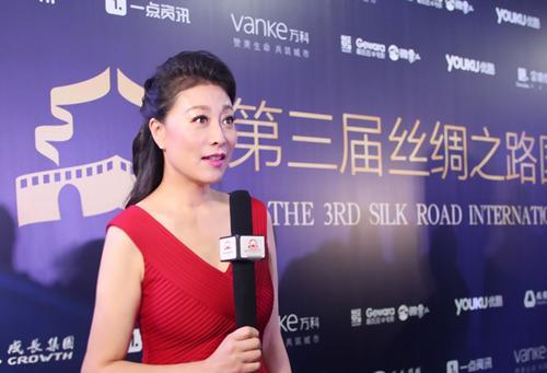 演员岳红离婚后，独自抚养孩子成人，她战胜胃癌，乐观生活