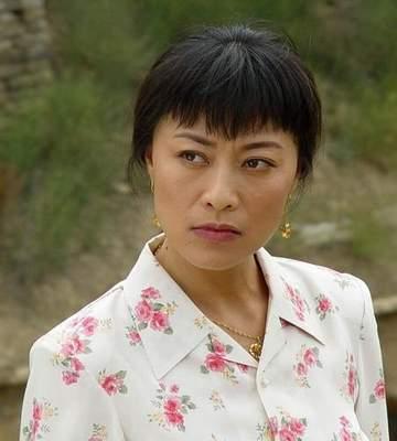演员岳红离婚后，独自抚养孩子成人，她战胜胃癌，乐观生活