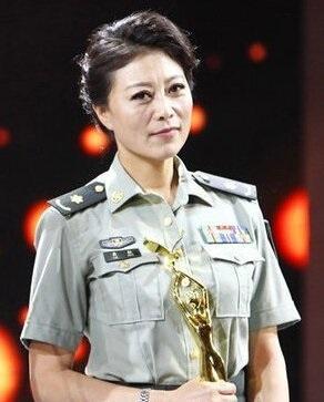 演员岳红离婚后，独自抚养孩子成人，她战胜胃癌，乐观生活