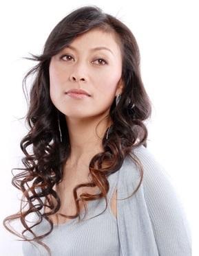 演员岳红离婚后，独自抚养孩子成人，她战胜胃癌，乐观生活