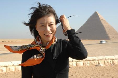 演员岳红离婚后，独自抚养孩子成人，她战胜胃癌，乐观生活